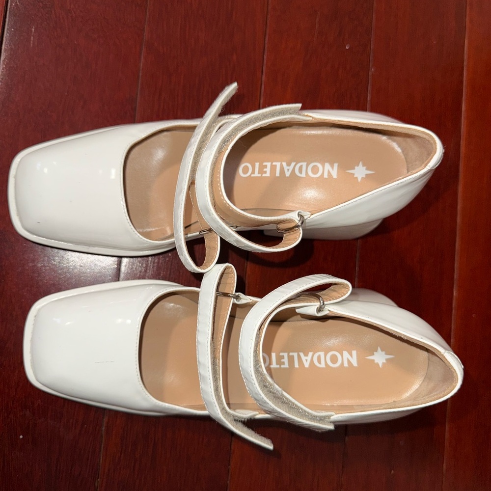 Nodaleto Women's Cream Square-Toe Heels